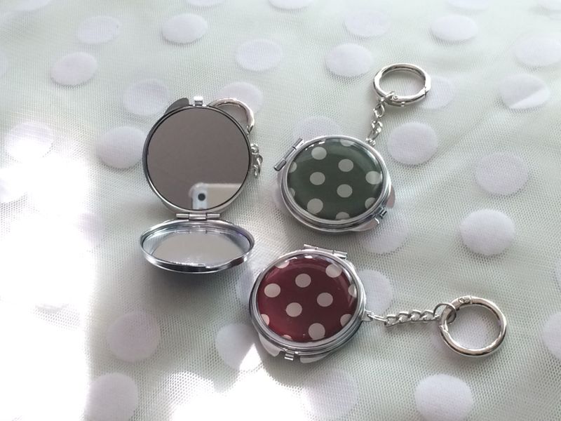 Dot compact mirror keyring