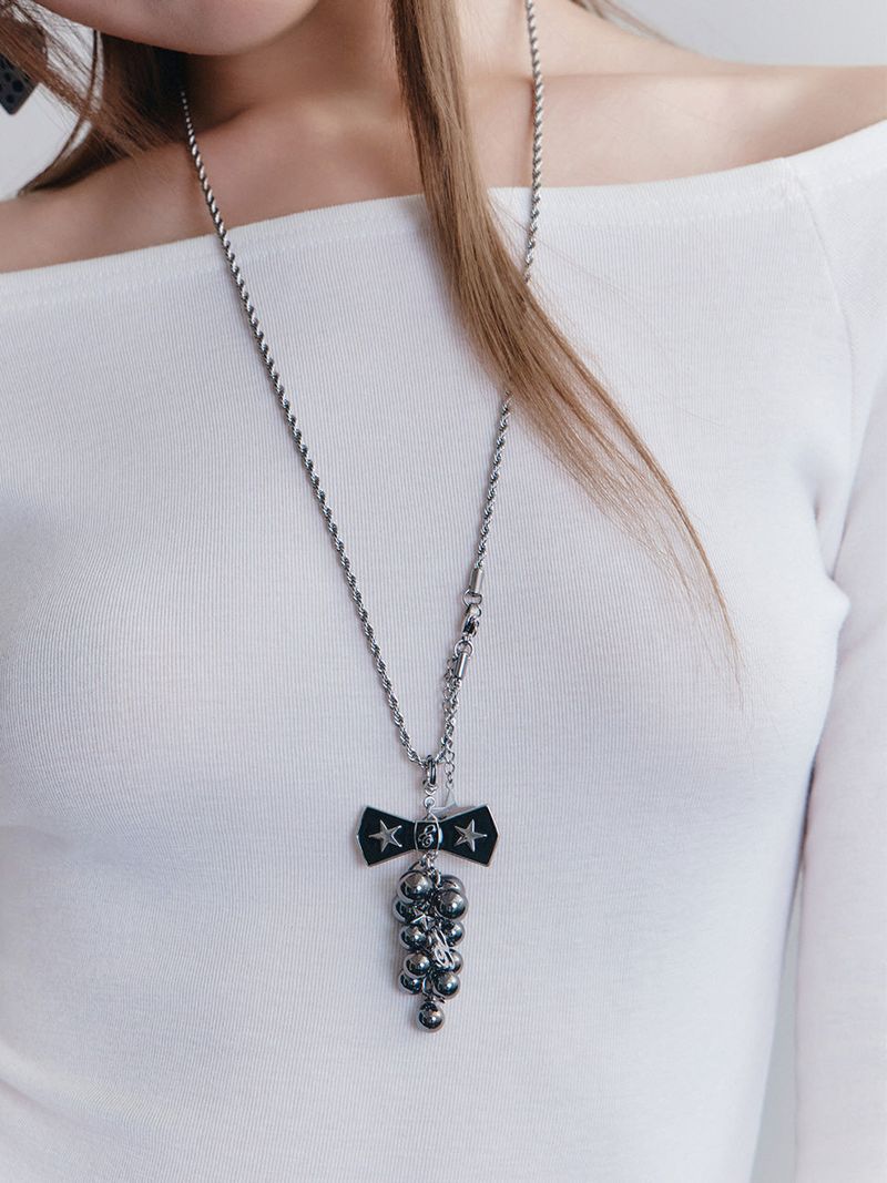 Eireve（エイレブ）の「BOW&GRAPE LONG NECKLACE (BLACK)（Accessories）」