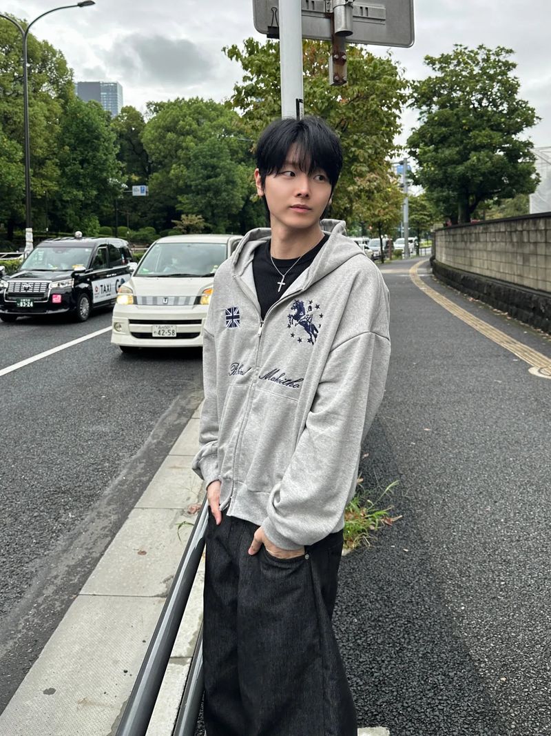 WHAT A LOOK（ワット ア ルック）の「ウェスト セミクロップド ジップアップ フーディ（トップス）」