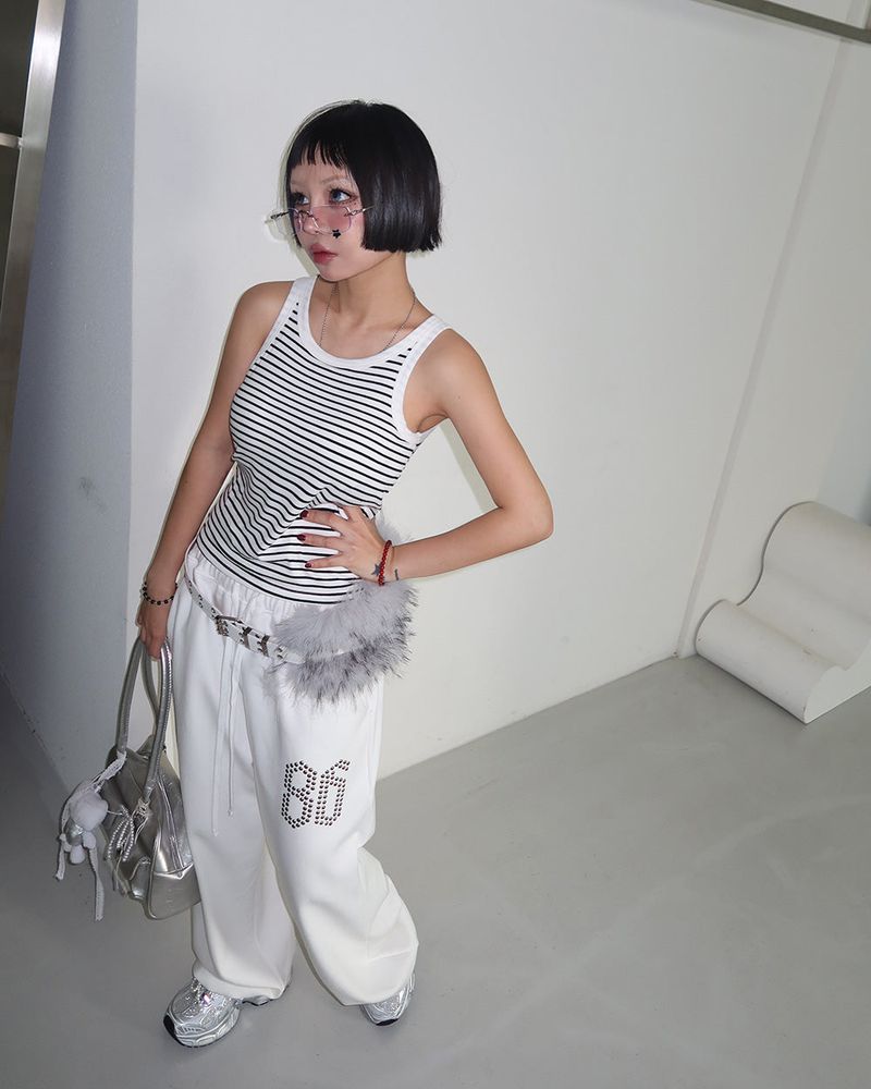 Stripe Dangara is a sleeveless top with a cap