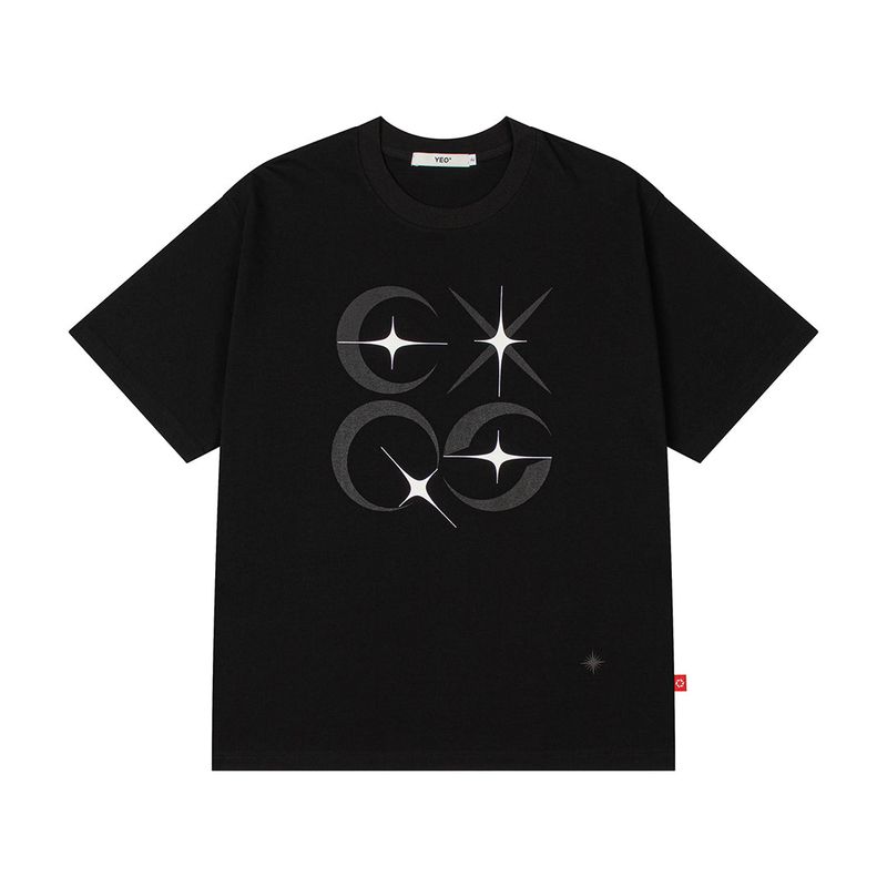 YEO（ワイイーオー）の「BLACK EXQS T-SHIRT（Tops）」