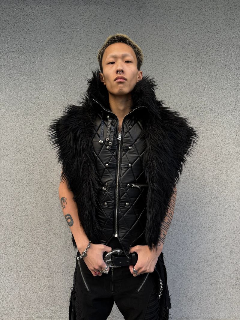 Cozy Worldwide（コージー ワールドワイド）の「SL Black Covenant Fur Leather Vest（Jackets/Outerwear）」