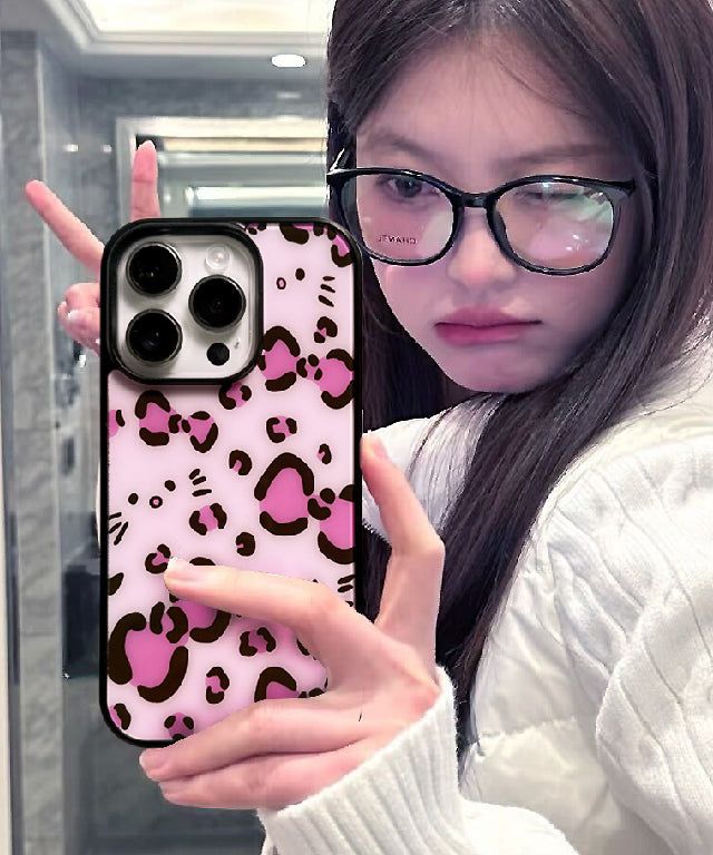 Nineteenfriday（ナインティーンフライデー）の「LEOPARD KITTEN PINK MAGSAFE PHONE CASE（Smartphone Accessories）」
