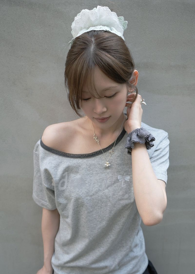 adorntie(アドオンタイ)の「adorntie Off Shoulder T-shirts (grey)(Tops)」