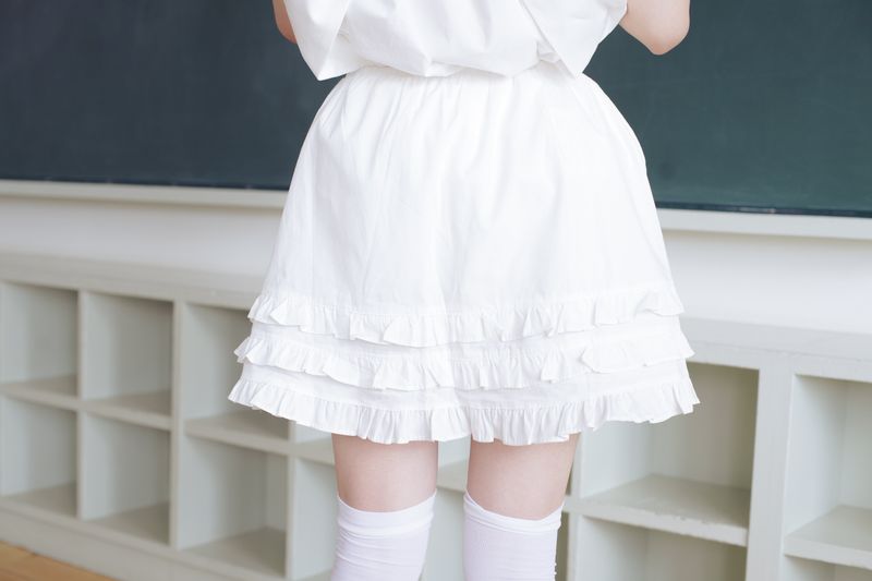 apron frill skirt