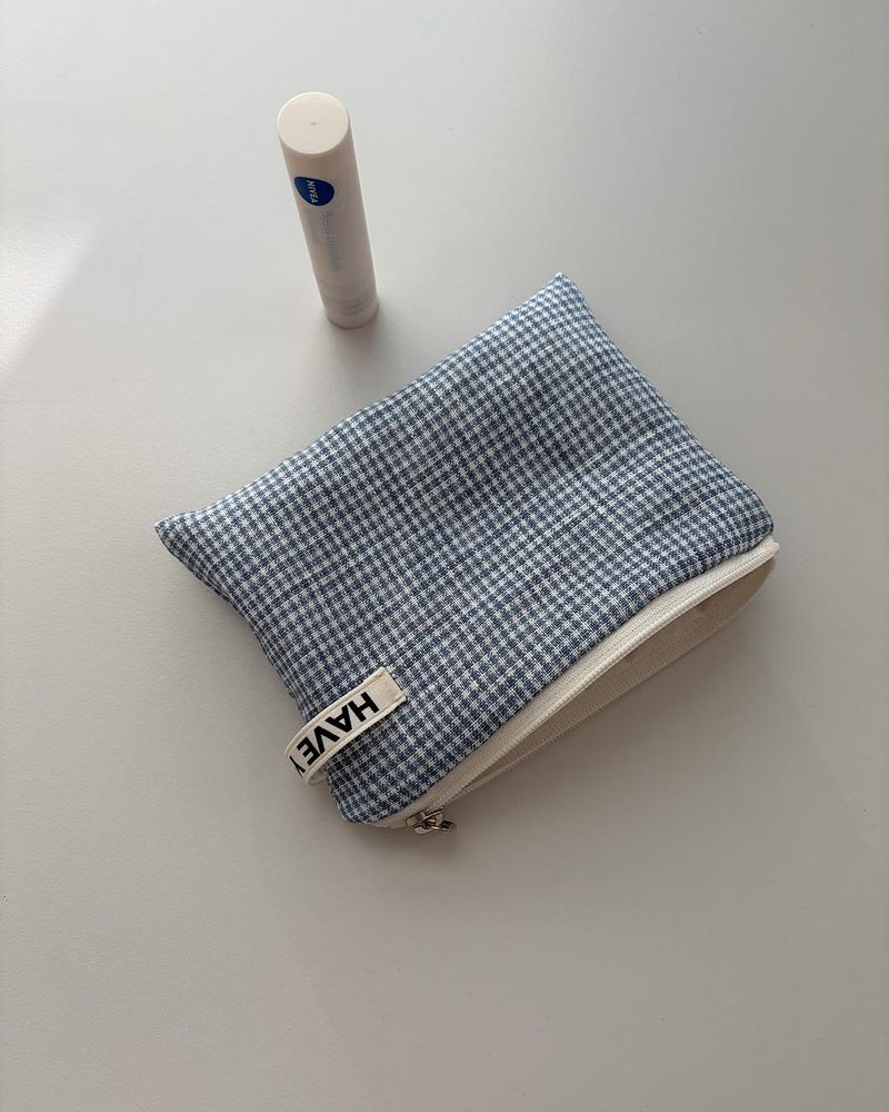 Linen check flat pouch - blue , M size