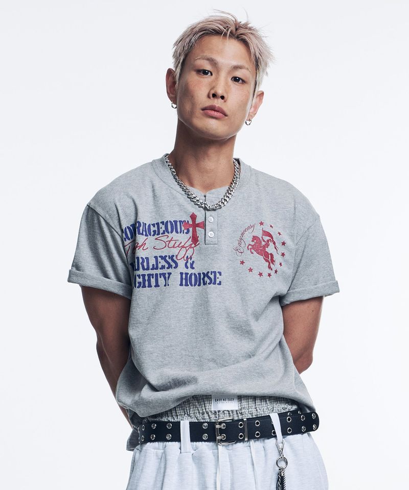 EASY NO EASY（イージーノーイージー）の「ホース レタリング ヘンリーネック クロップド Tシャツ - グレー（トップス）」