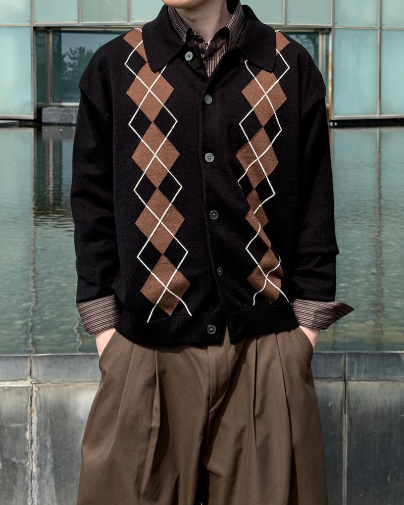 JIIGEUM（ジグム）の「Thebel Argyle Knit Cardigan（Tops）」