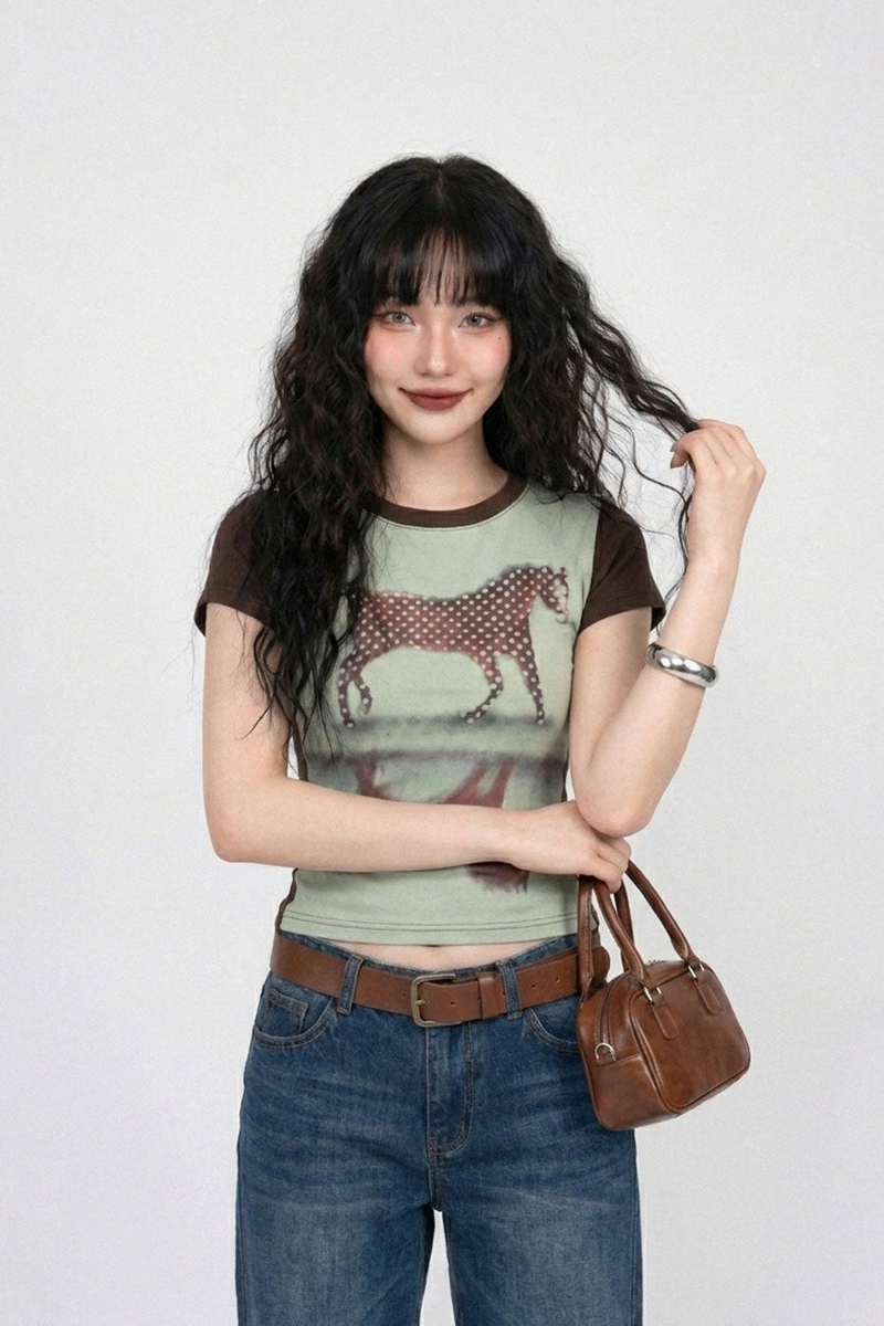 DOTTED HORSE GRAPHIC SLIM TEE