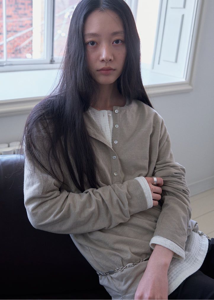 TERNE（テルン）の「Boyfriend Henley Loose T-shirt (Khaki)（Tops）」