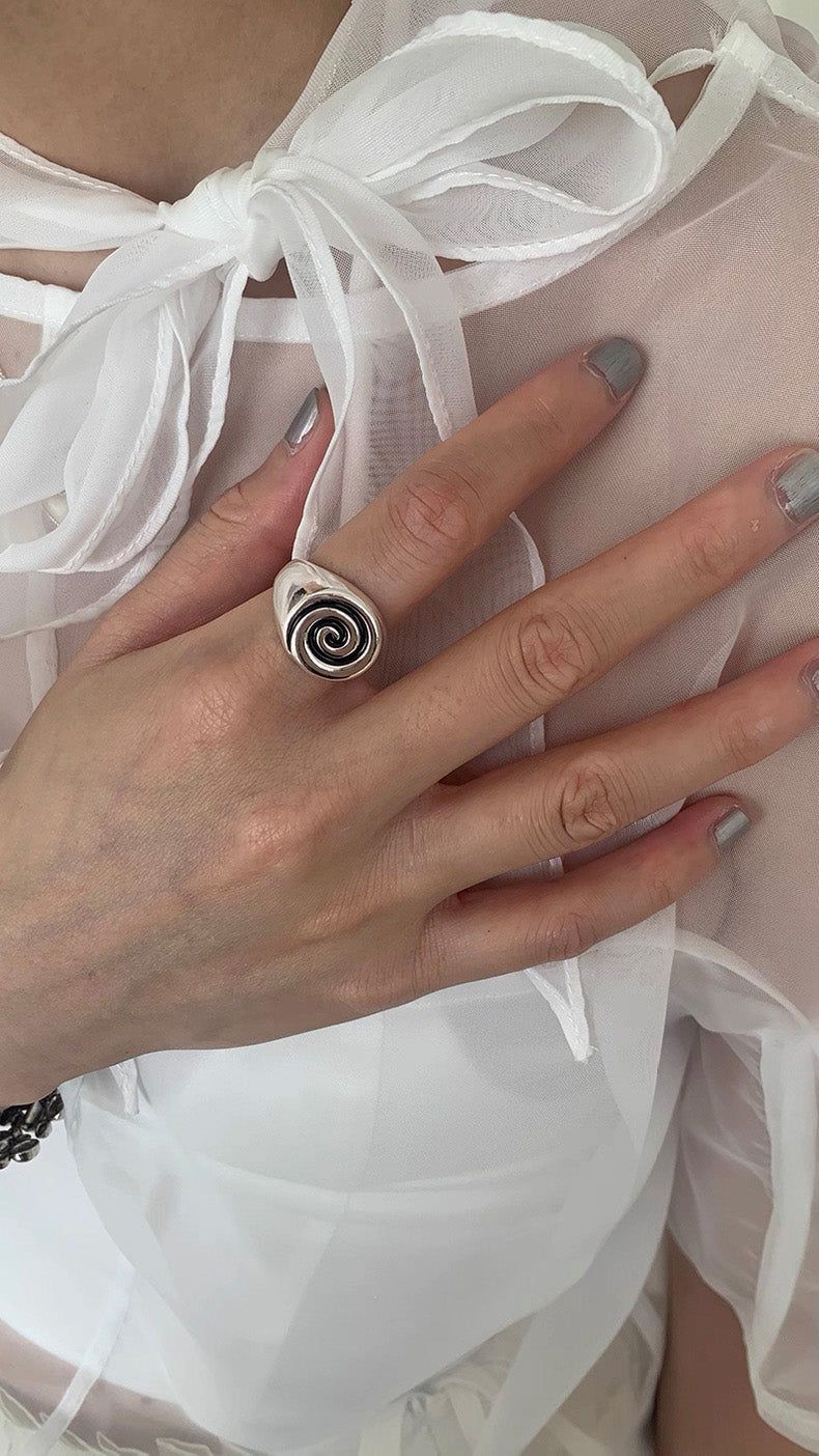 Flat spiral bold ring