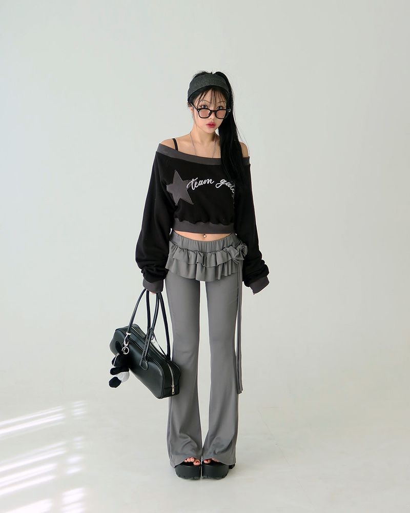 Star patch off-shoulder cropped sweatshirt
