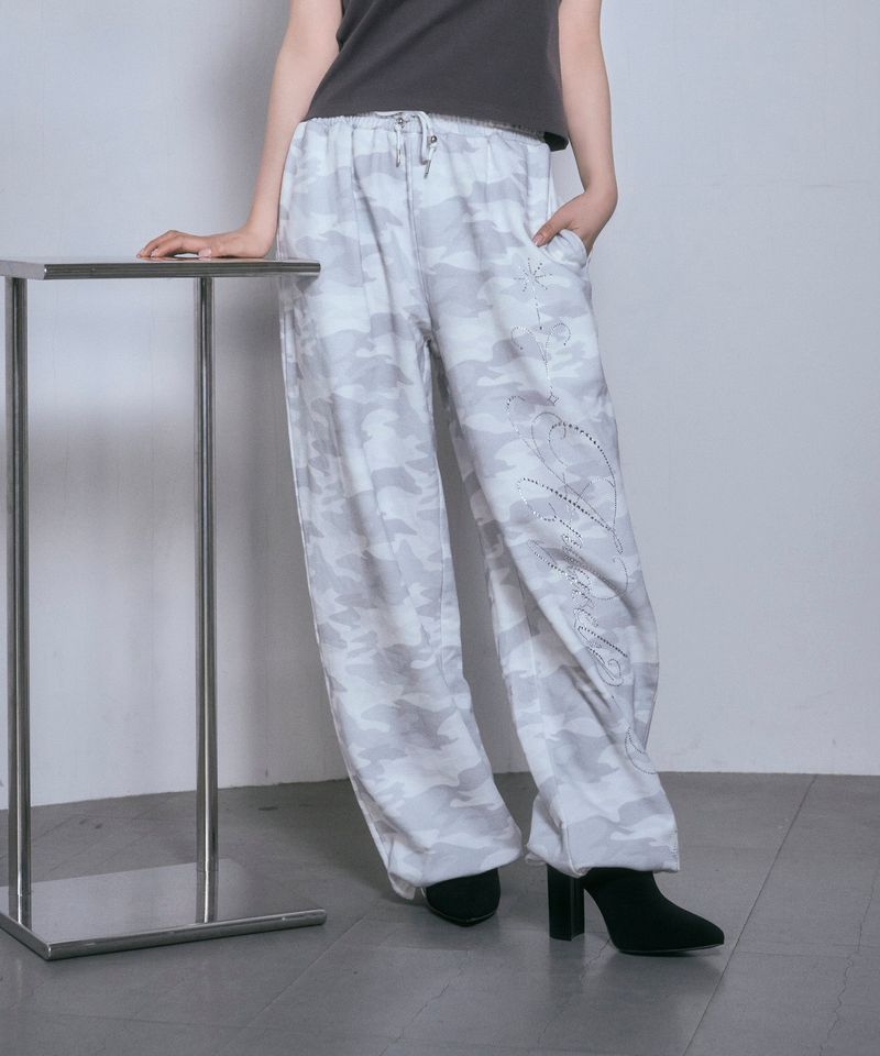 ANDGEEBEE（アンジービー）の「ラインストーンロゴスウェットパンツ（パンツ）」