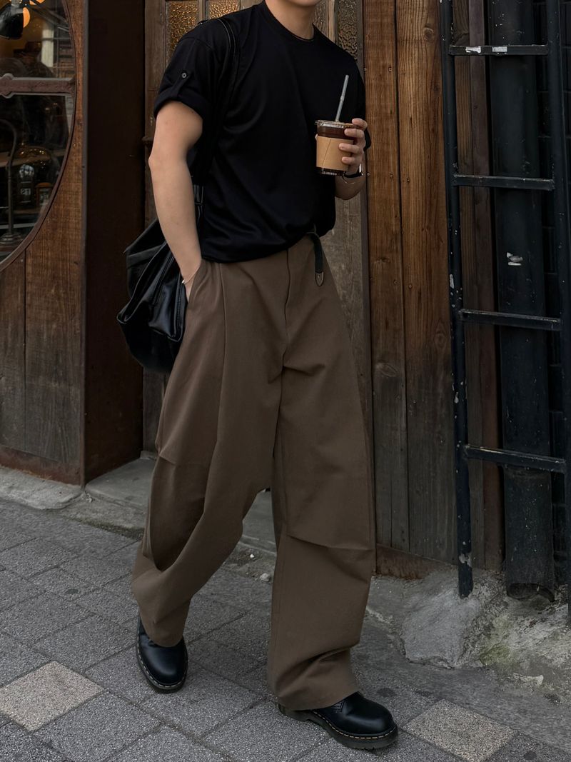 Unbalanced pintuck curved pants