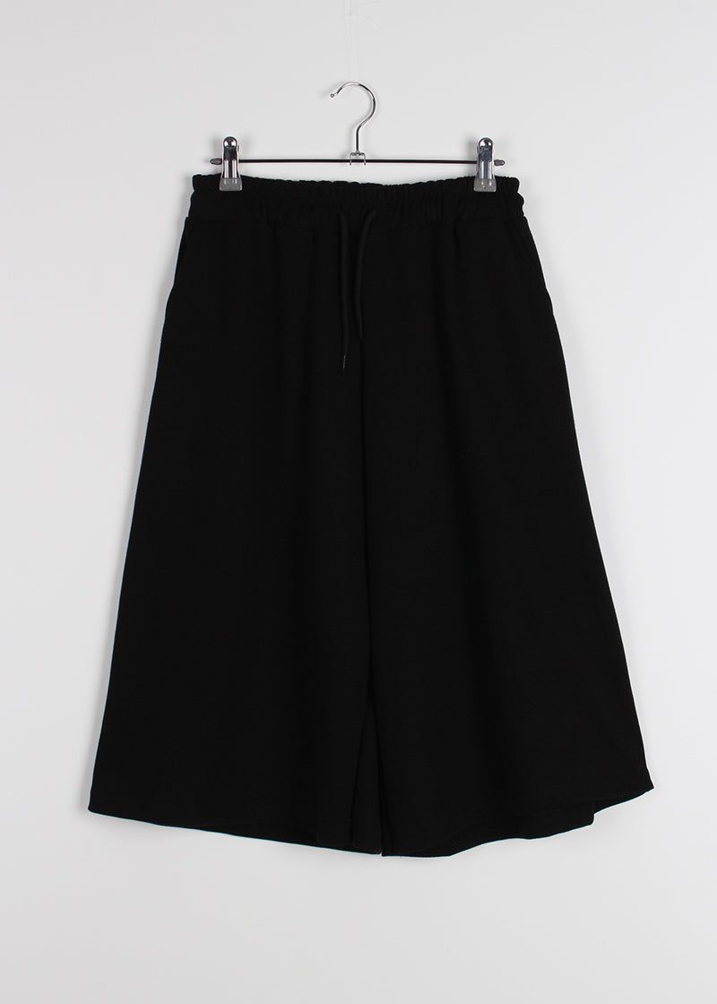 EYELET LINE BERMUDA PANTS