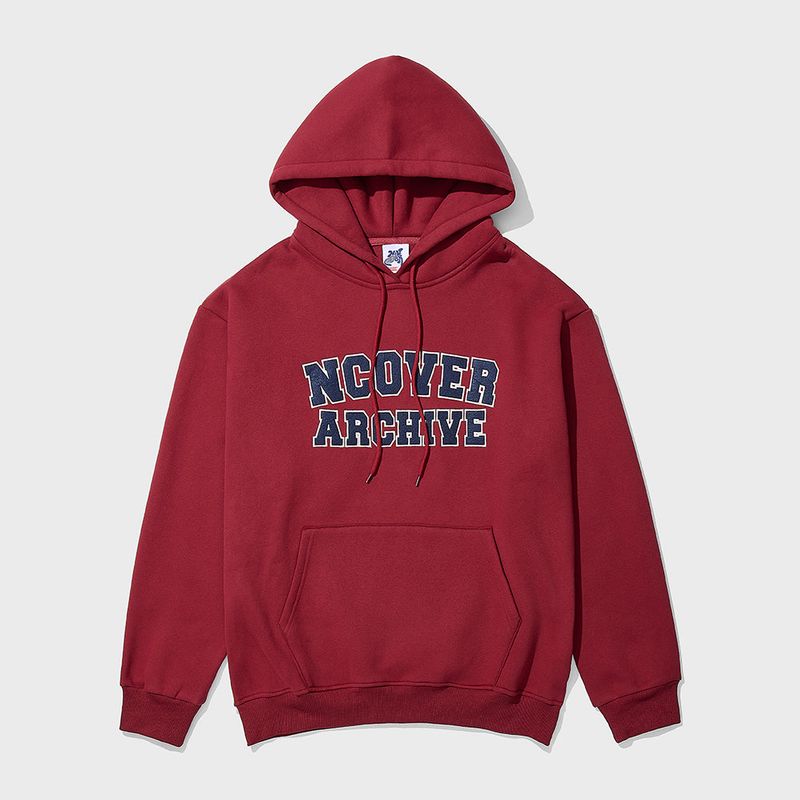NCOVER(エンカバー)の「ARCHIVE LOGO HOODIE - BURGUNDY(Tops)」