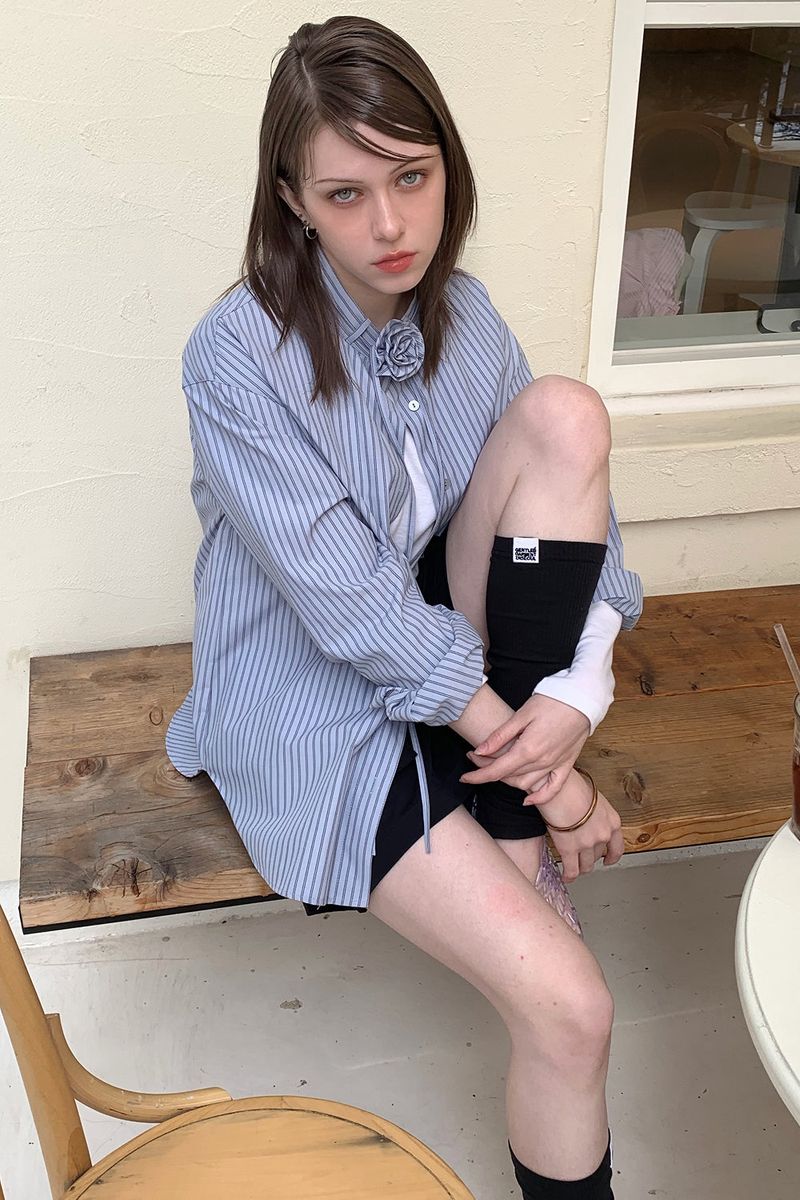 Loventina（ラヴェンティナ）の「BROOCH STRIPE SHIRT_DUSTY BLUE（Tops）」