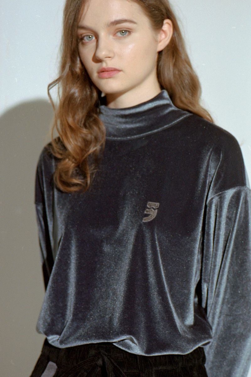 ドロップショルダーベルベットタートルネックTシャツ