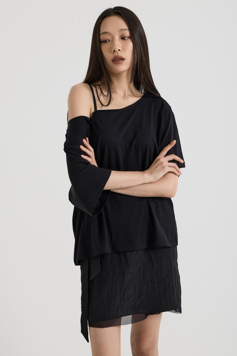 vadefy（ベイディフィー）の「One shoulder t-shirt, Black（Tops）」