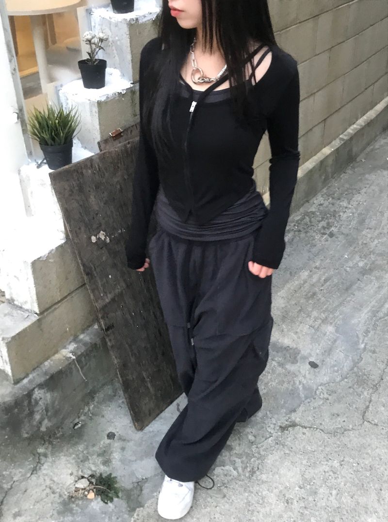 Unique V-Strap Zipper Slim T-Shirt