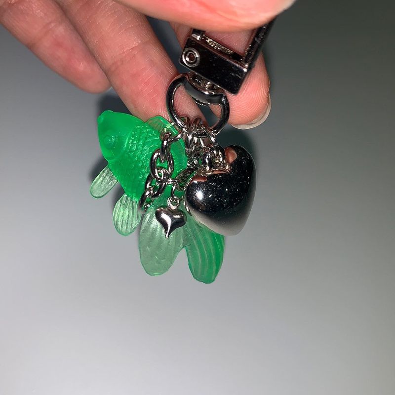 Tied goldfish keychain (color random)
