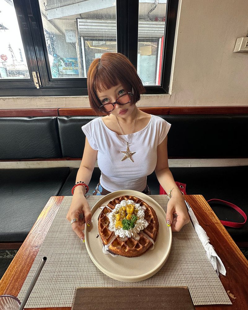 Delight-J（ディライトジェイ）の「It's Chou Lip Neck Cropped Short Sleeve T-shirt（Tops）」