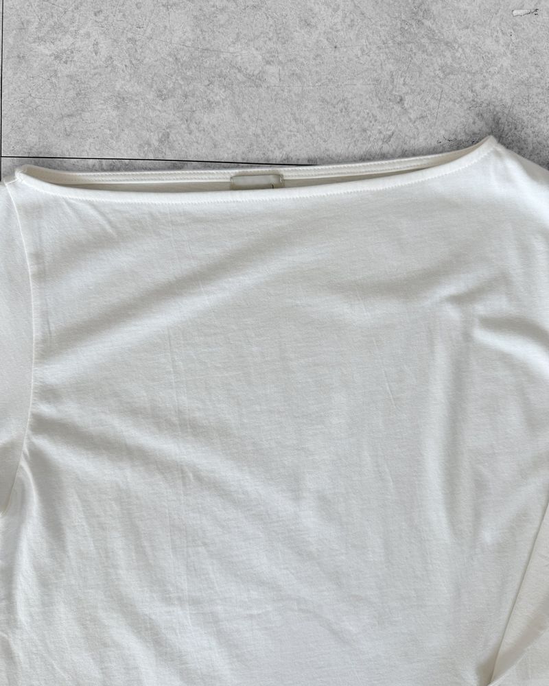 SLOW BUTTON OFF-SHOULDER T-SHIRT