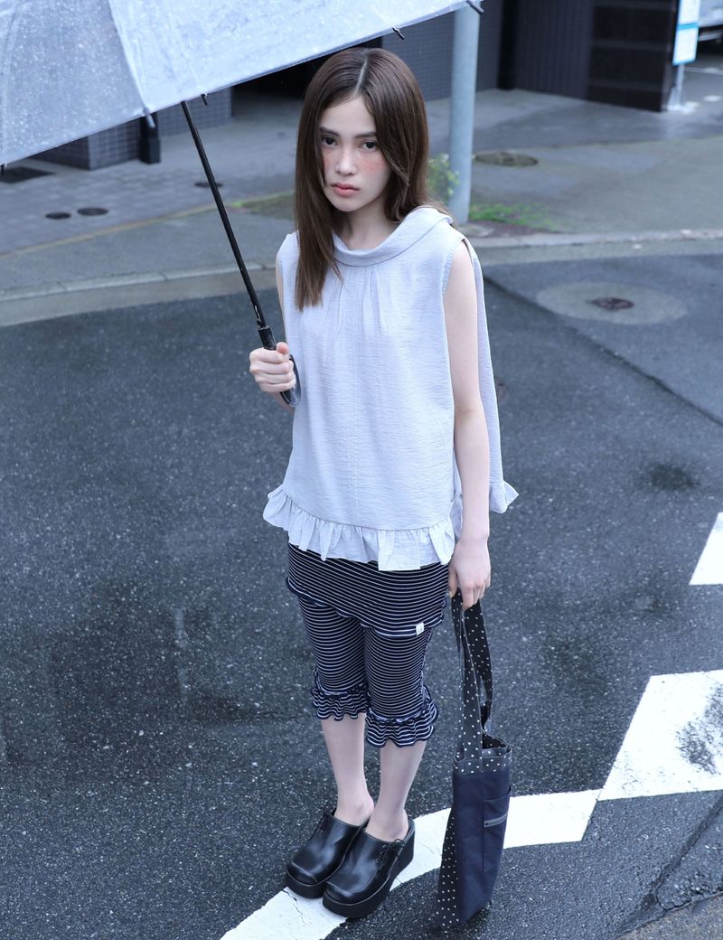 HIGH-NECK FRILL SLEEVELESS(LIGHT GREY)