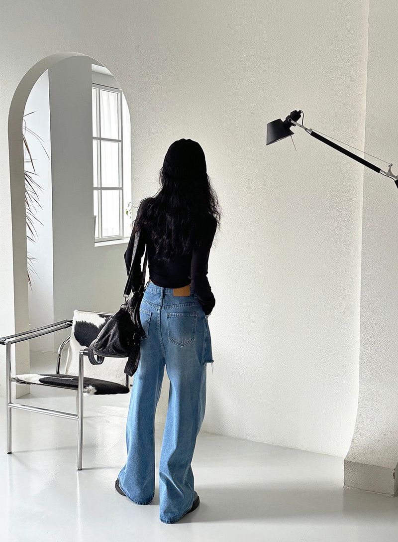 It's soft. A long-sleeved cropped shirt