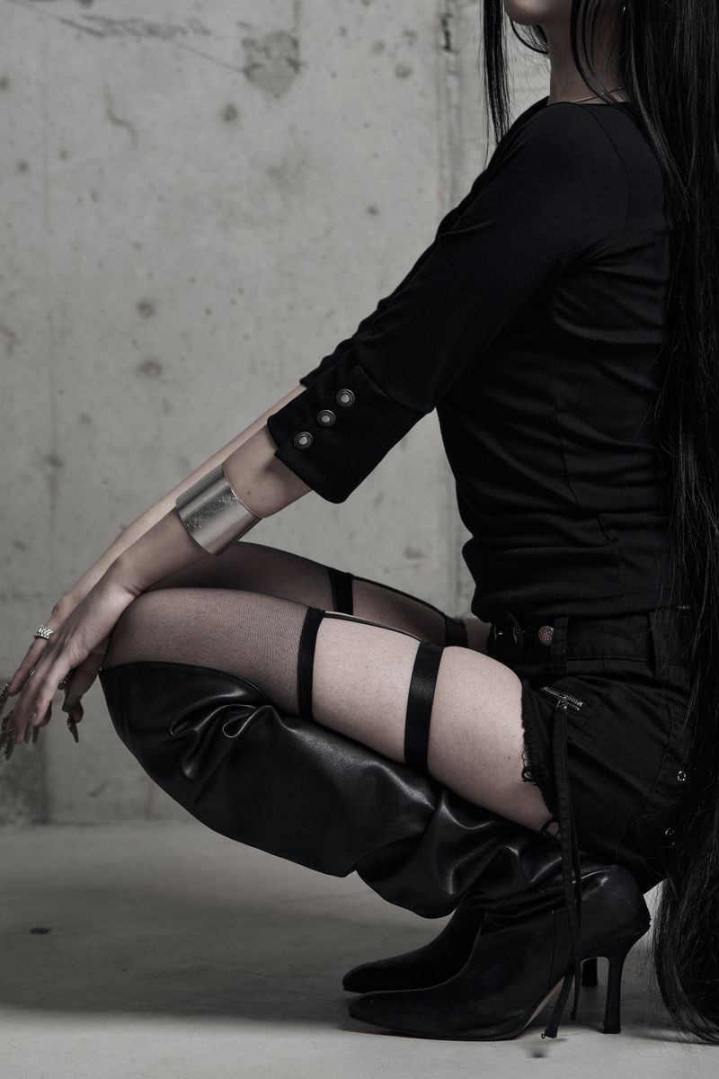 [label] metal button slim-fit half-sleeve top BLACK