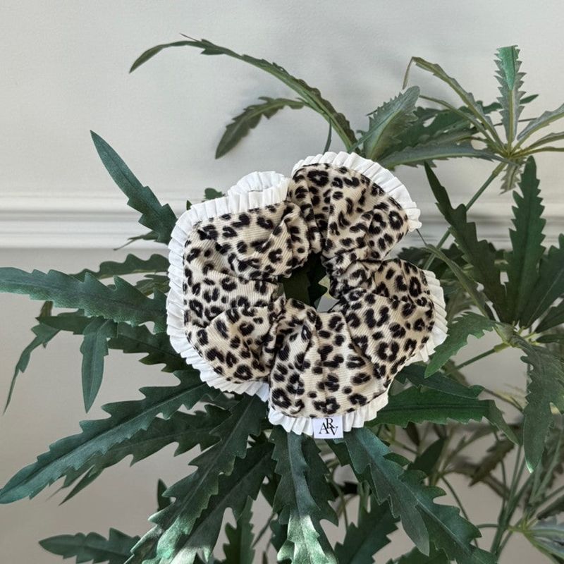 Avivere（アビベール）の「scrunchie corduroy leopard_ivory（Hair Accessories）」
