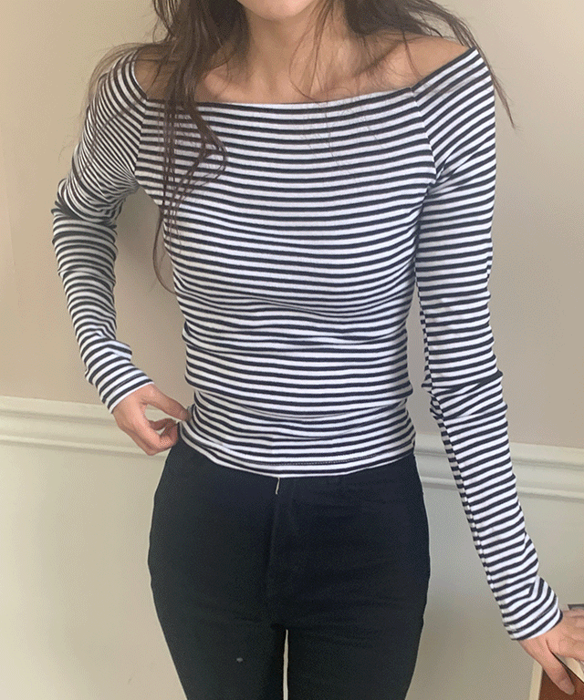 Love on the(ラブオンザ)の「Striped Off-Shoulder Long-Sleeved T-Shirt(Tops)」
