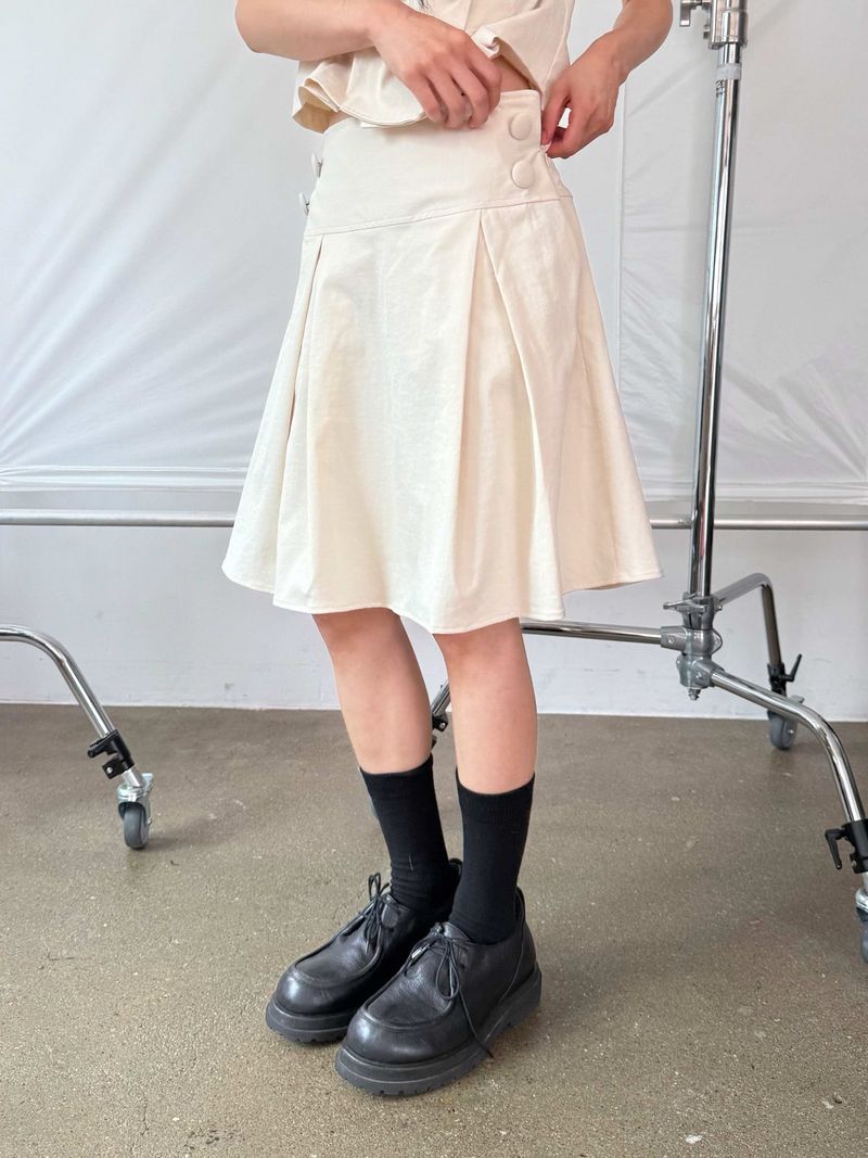 DOUBLE BUTTON PLEATS SKIRT