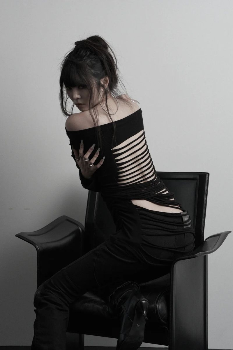 [label] back damage off-shoulder top (black)