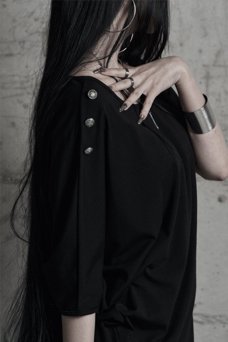 [label] metal button loose drape top BLACK