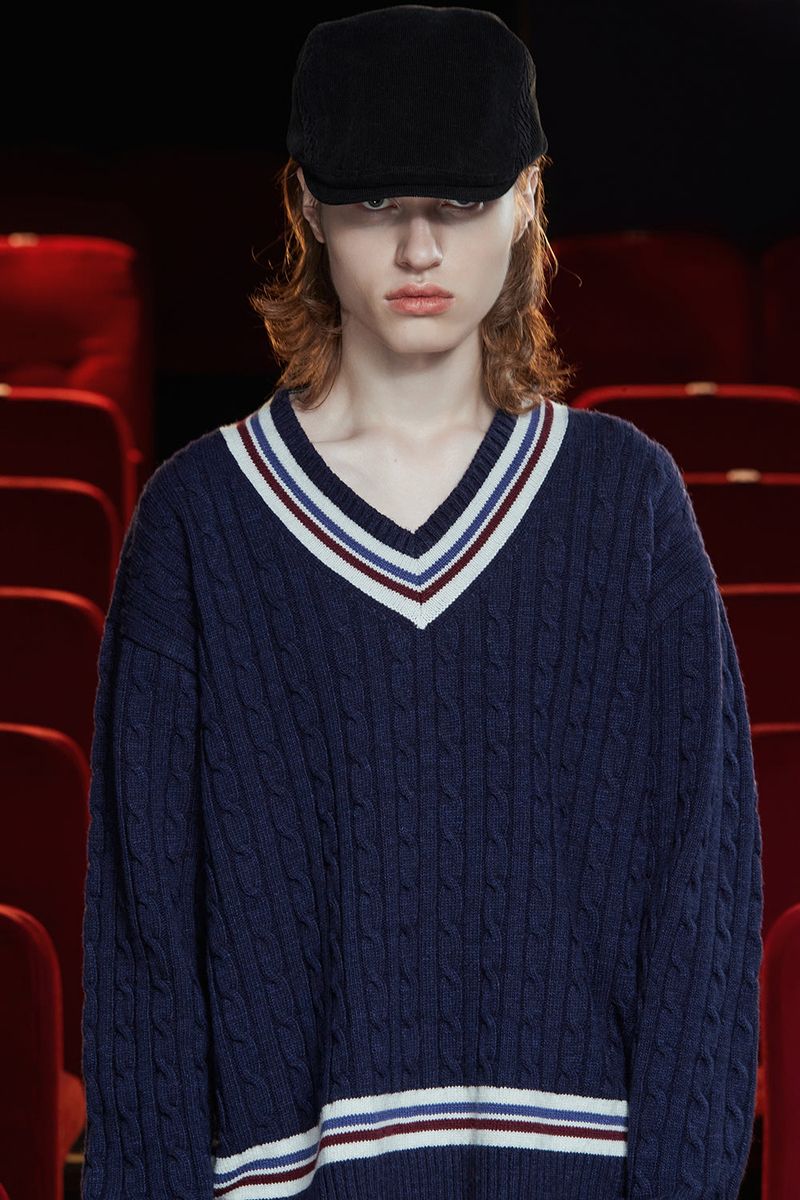 CABLE V NECK CRICKET KNIT / NAVY