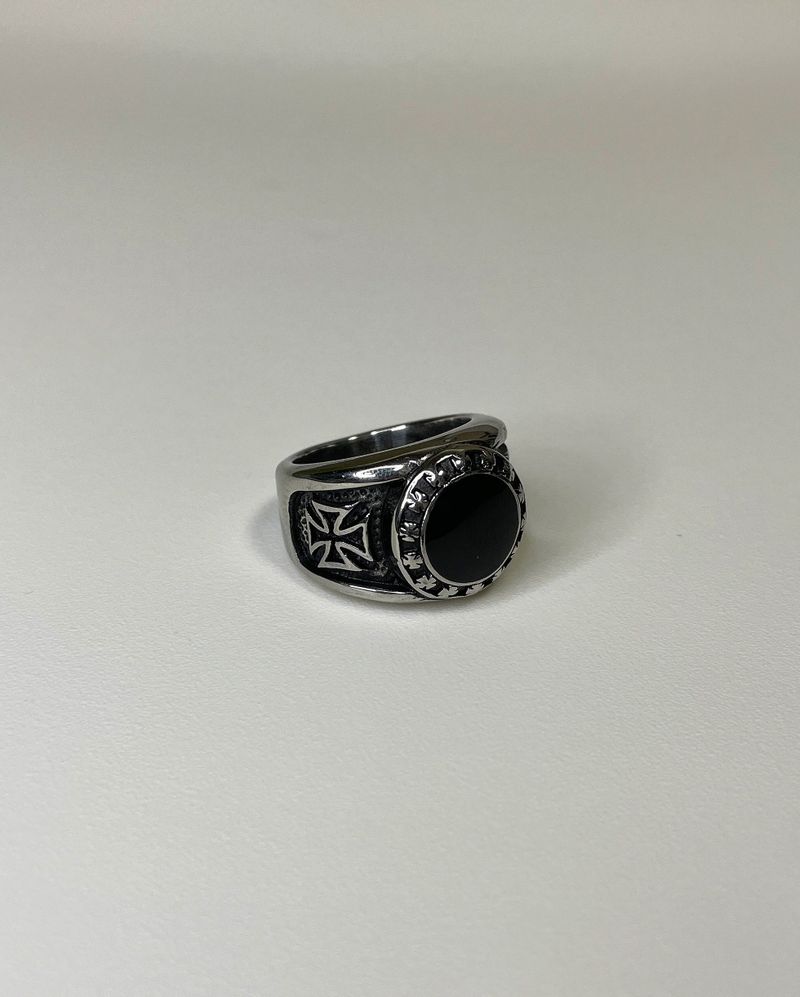 bold round onyx ring