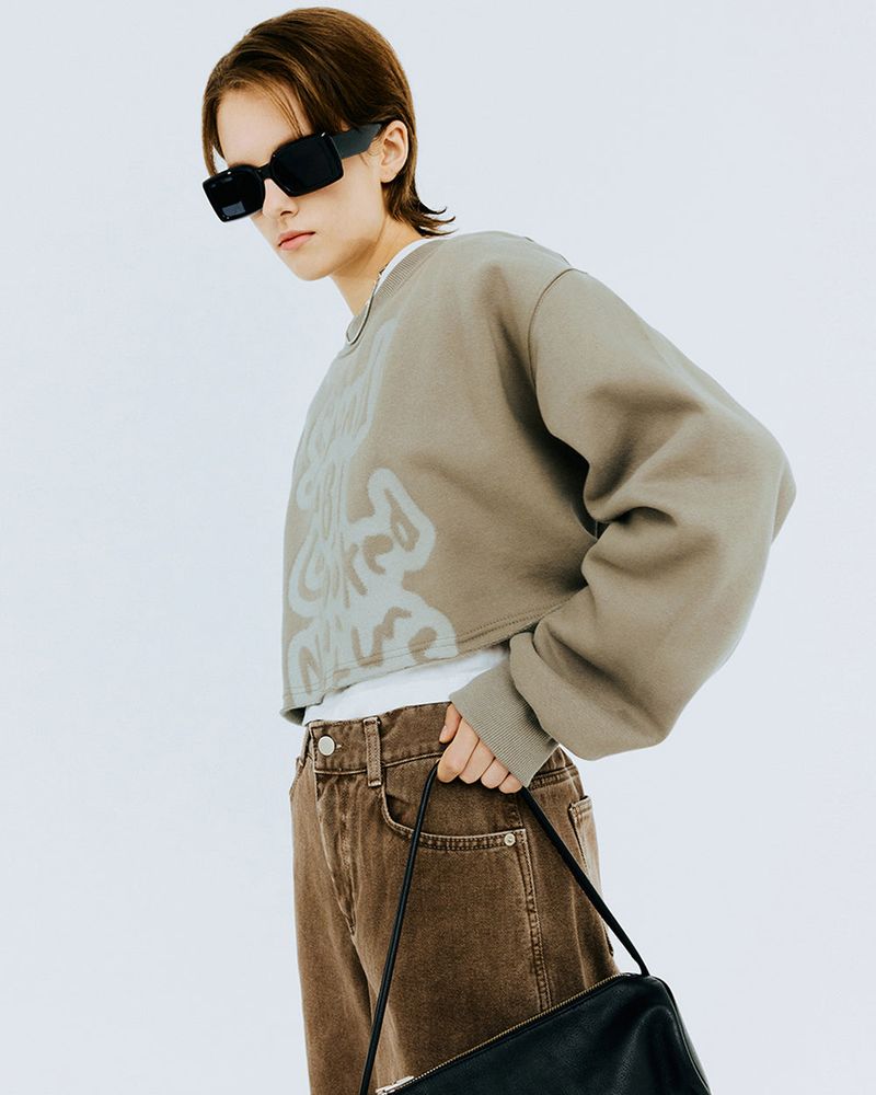 OVER STENCIL TYPO CROP SWEATSHIRT-KHAKI