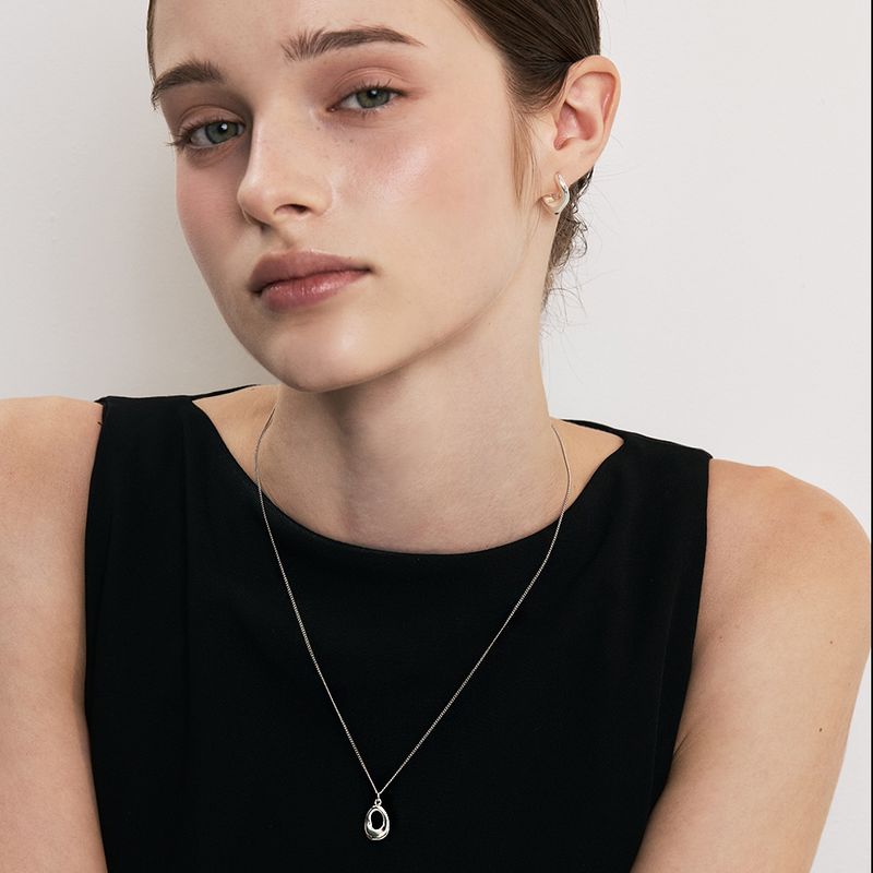 Oval pendant layered set necklace