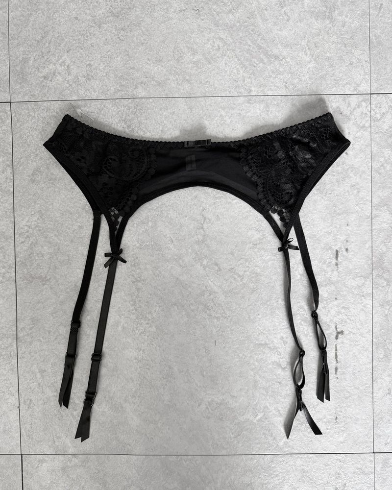 NOIR LACE GARTER BELT
