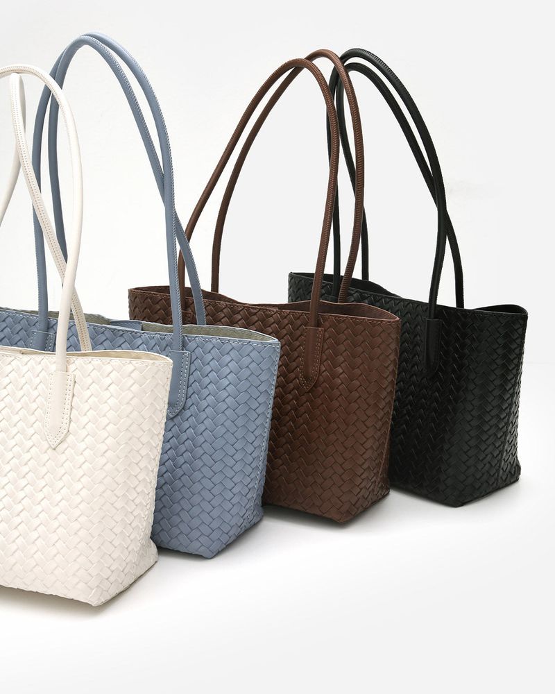 MAYBINS(メイビンス)の「Rito twisted square tote bag(Bags)」