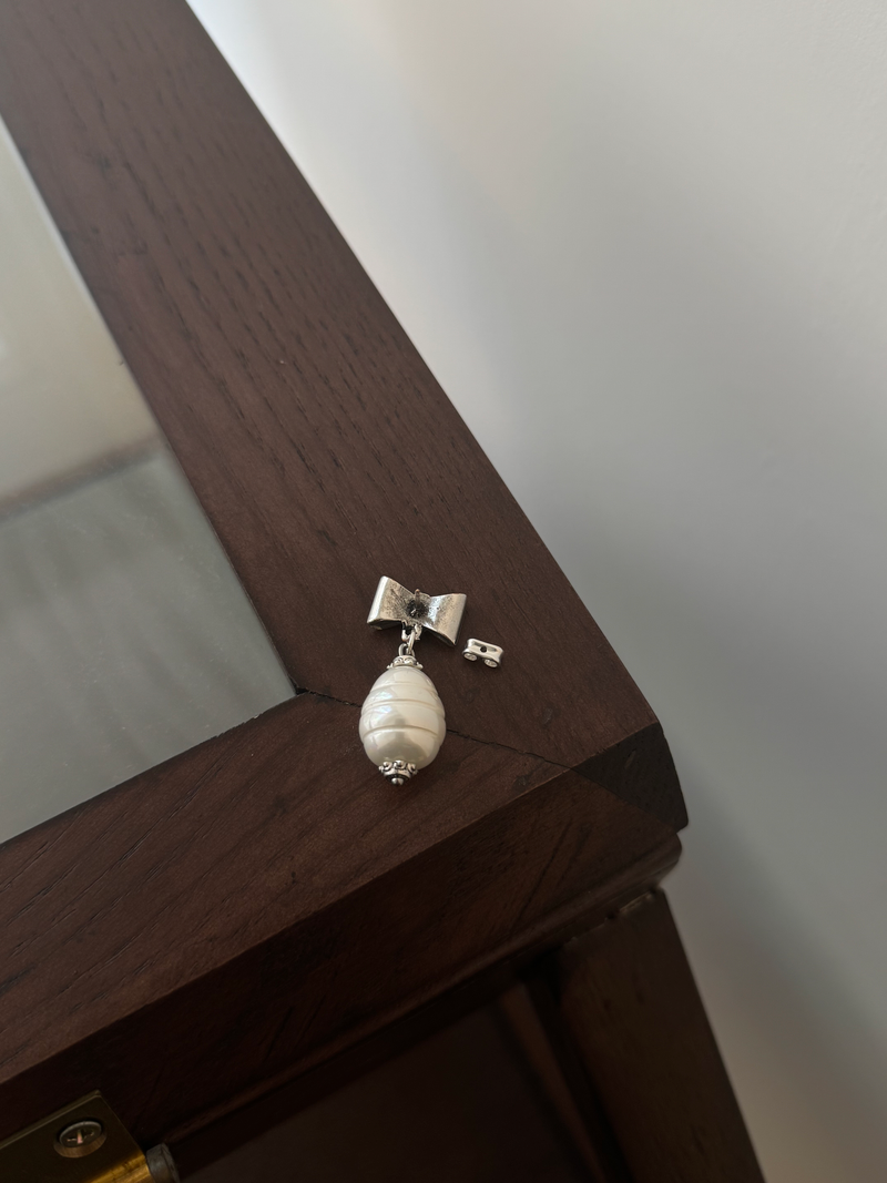 Kairosroom Ribbon and Shell Pearl Earring