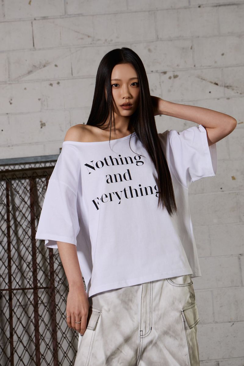vadefy（ベイディフィー）の「レタリング オーバーサイズ ワンショルダー Tシャツ-ホワイト（トップス）」