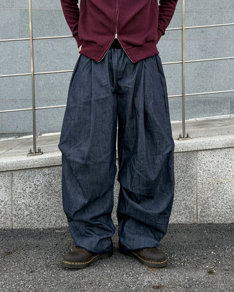 Howt Over Curved Denim Pants