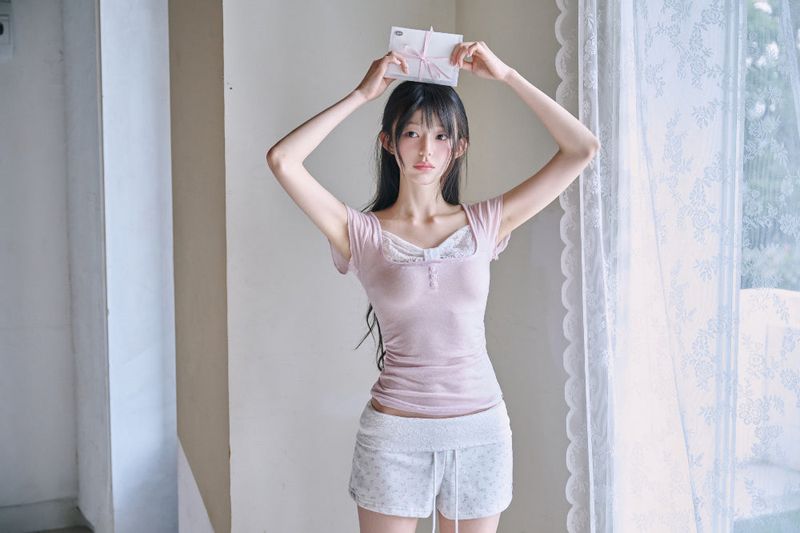 [MADE] Zanne Nouvel Ribbon U-Neck Lace T (Wore by Fromis-9)
