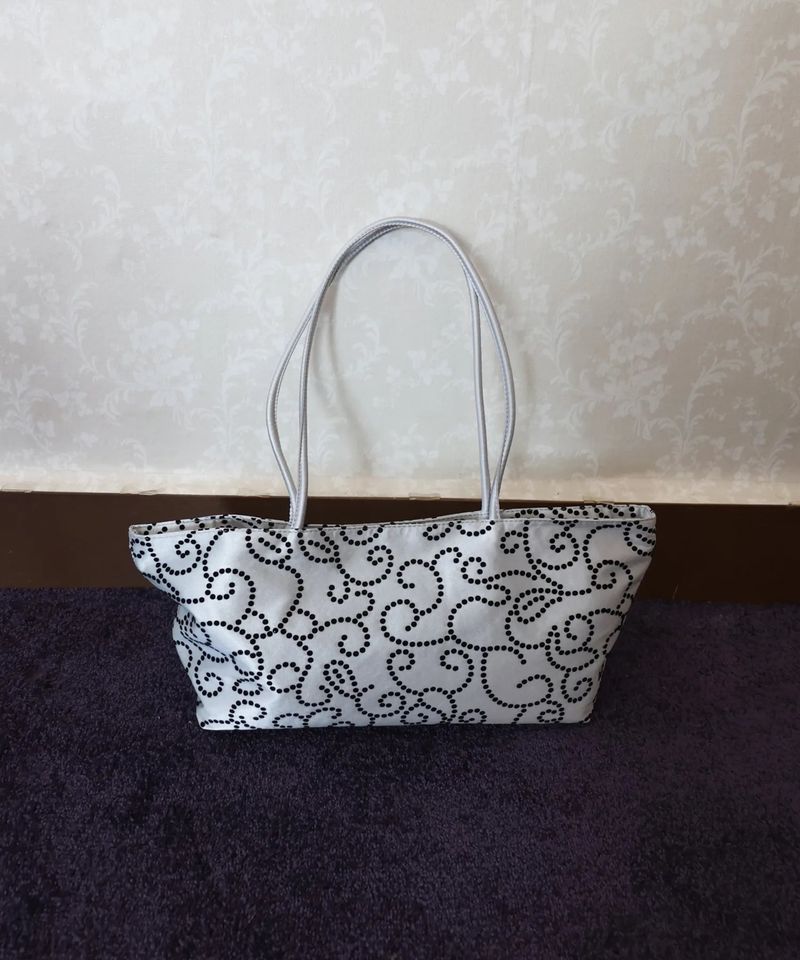 MIAE（ミアイ）の「ニンフ トート バッグ (Silver)（バッグ）」