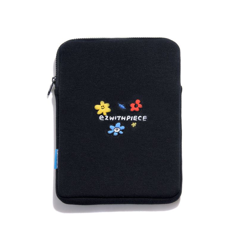 PIECEMAKER（ピースメーカー）の「[EZwithPIECE] FRIENDS TABLET POUCH (BLACK)（Hats）」
