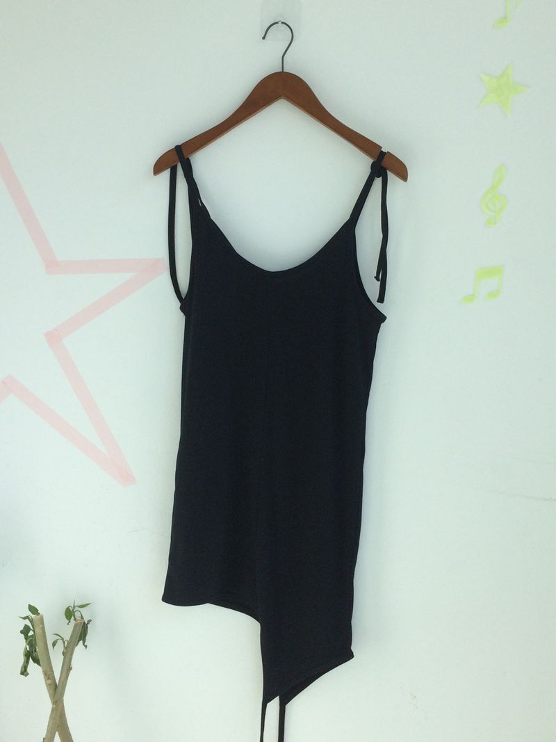 loose-fit strap sleeveless