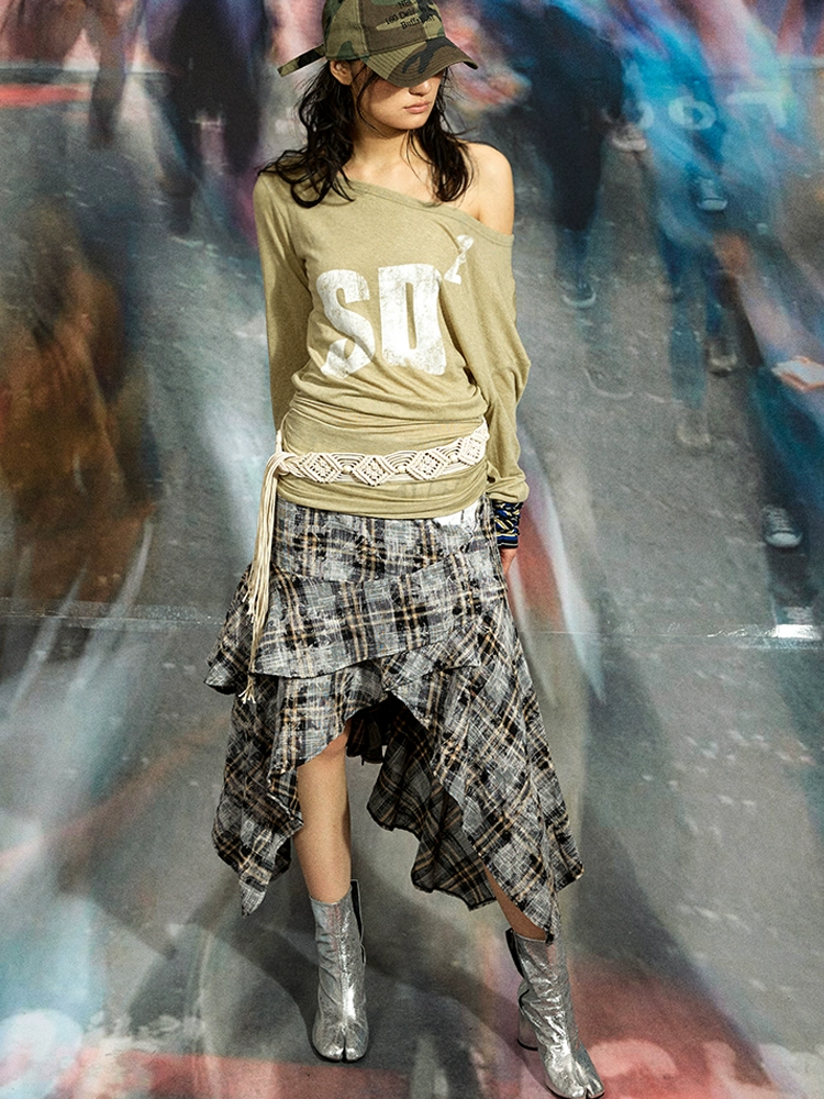 'out of rule'Irregular graffiti printed plaid skirt