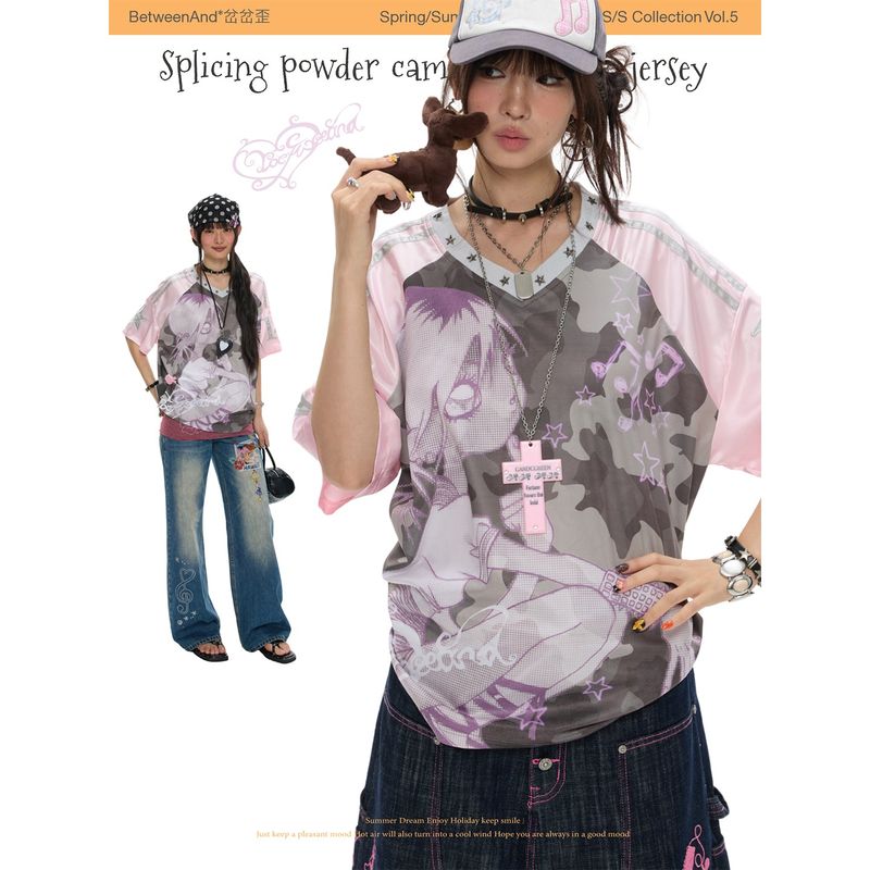 BETWEENAND（ビトゥウィーンアンド）の「BETWEENAND サマー ミレニアム ピンク カモプリント Vネック ルーズ ショートスリーブ Tシャツ（トップス）」